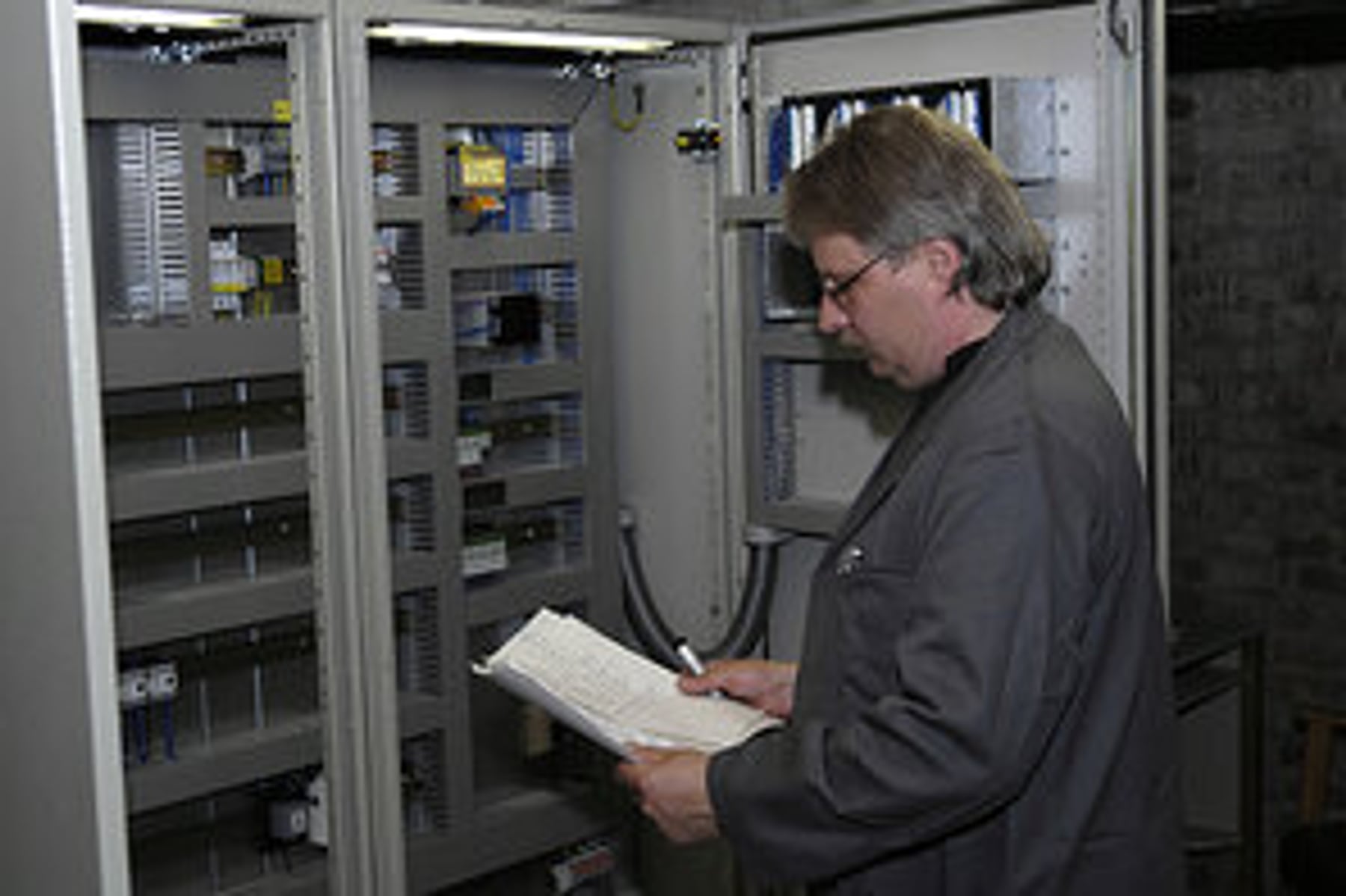 Volker Wolfsteller prüft einen Schaltschrank – Elektro Wolfsteller Schenefeld